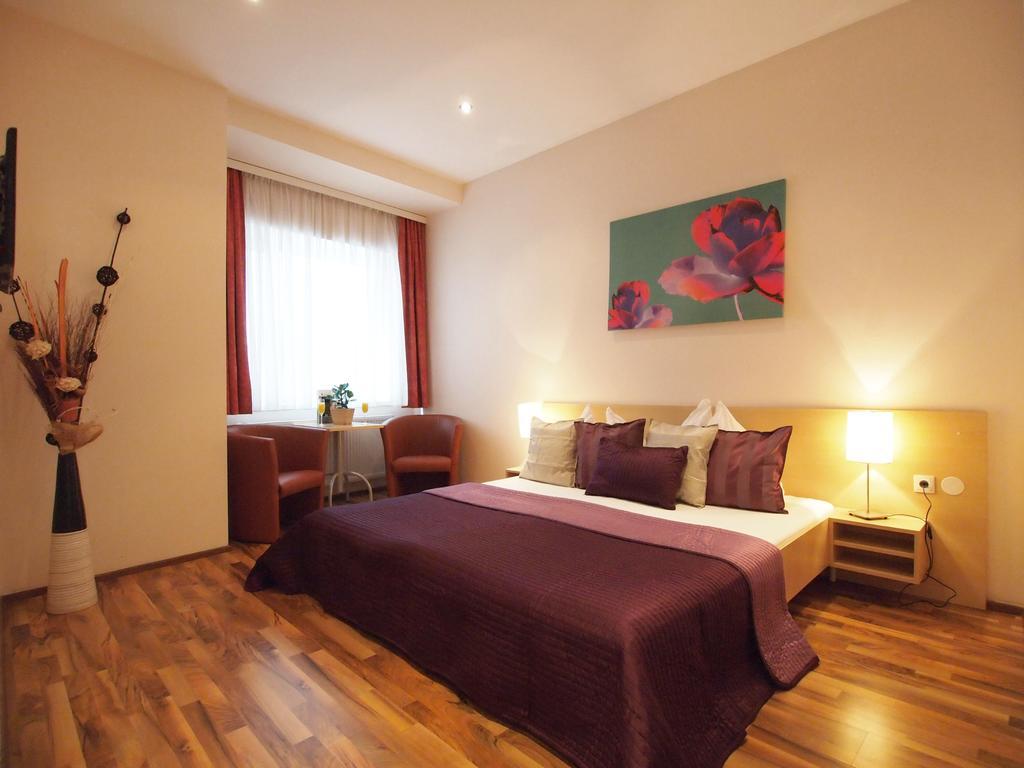 Hotel Pension De Lux Vienna Room photo